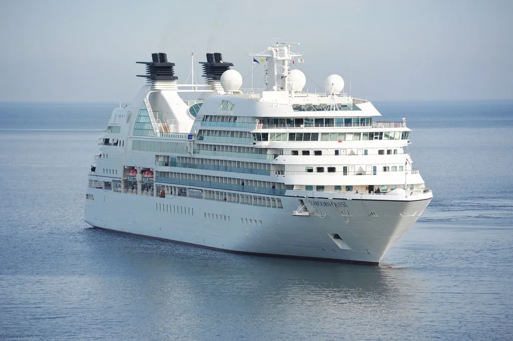 powering ships with hydrogen fuel derived from seawater
